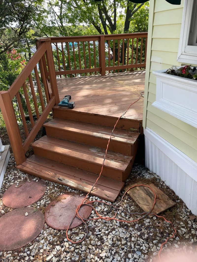 Deck Rebuild & Vinyl Rail before work began